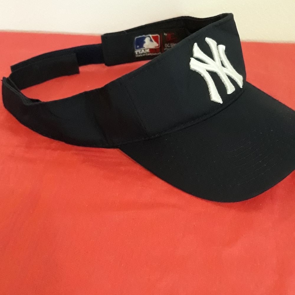 TEAM MLB VISOR  NEW